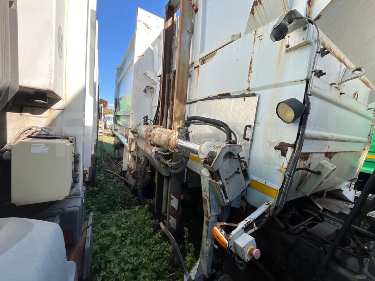 Daimler-Chrysler AG 930|MB 2532 - Euro5 - 235kW - 9.620mt - platform open photo