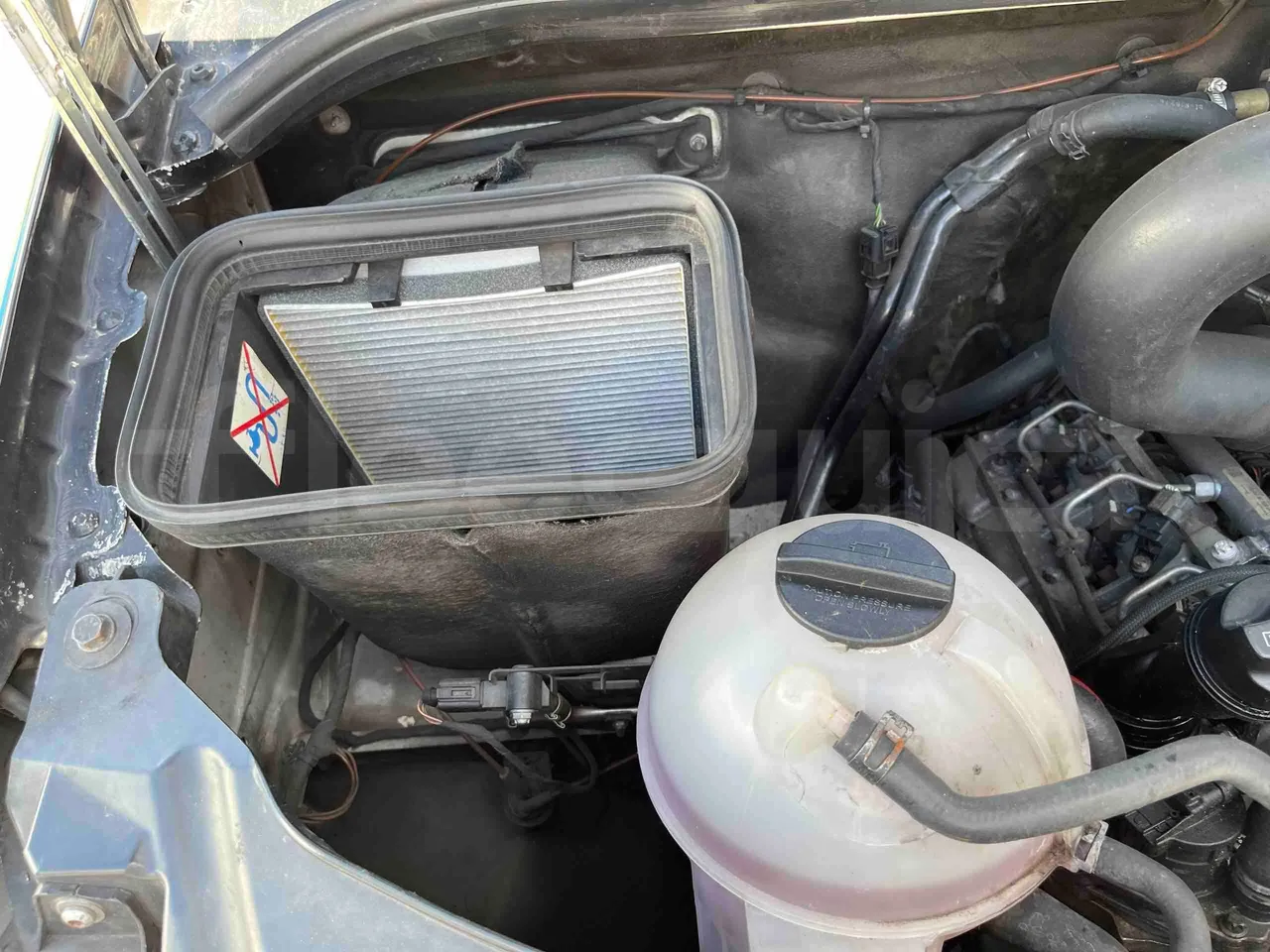 Mercedes-Benz Sprinter - engine plate photo