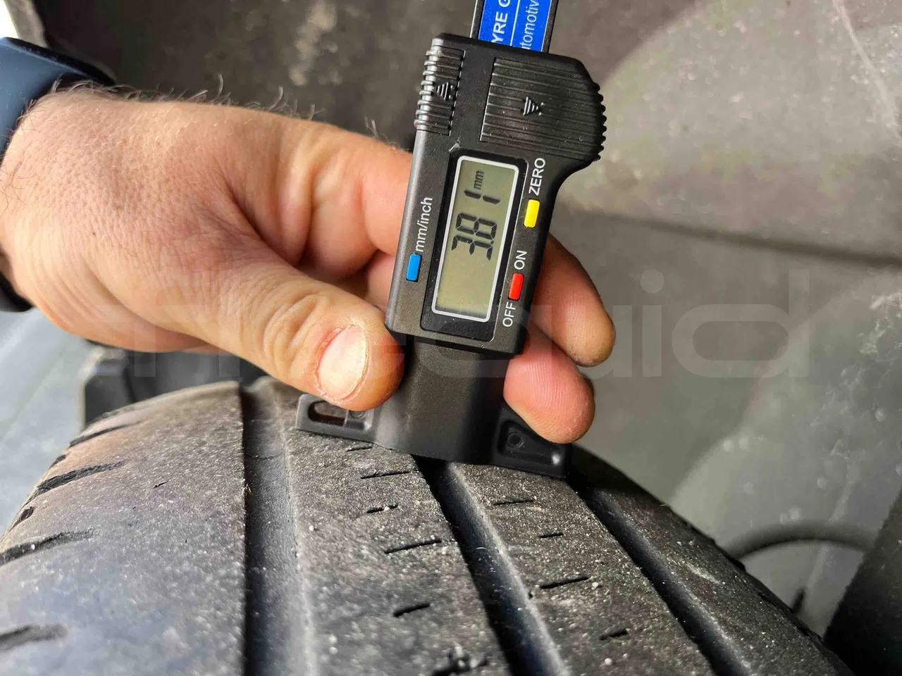 Mercedes-Benz Sprinter - tread condition front tires left