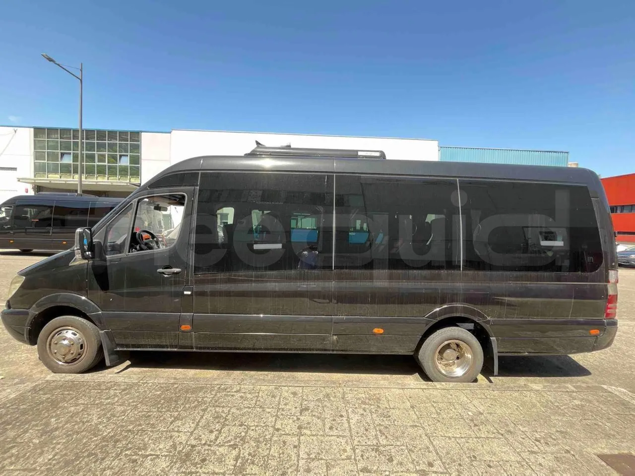 Mercedes-Benz Sprinter - left side photo