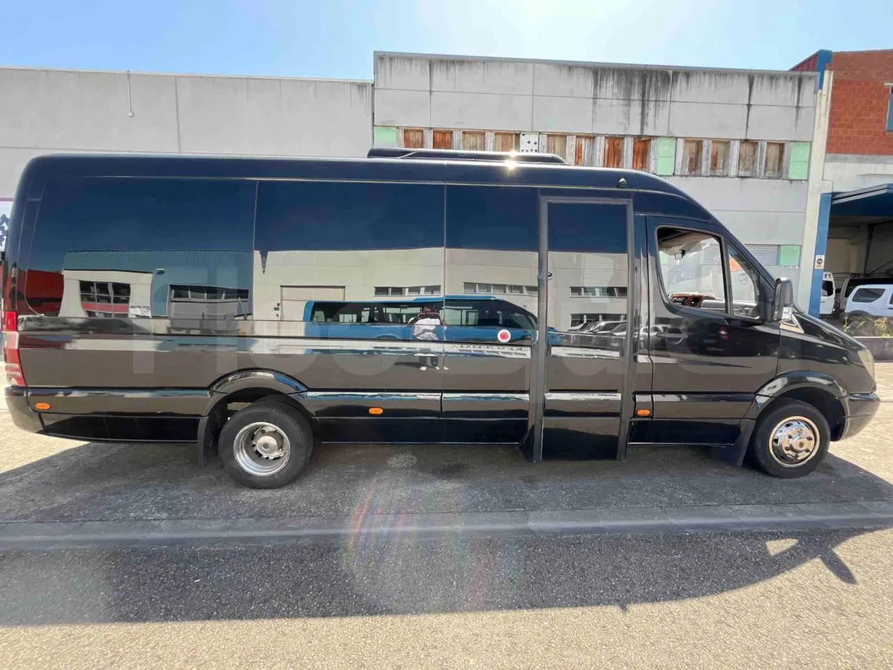 Mercedes-Benz Sprinter - right side doors closed