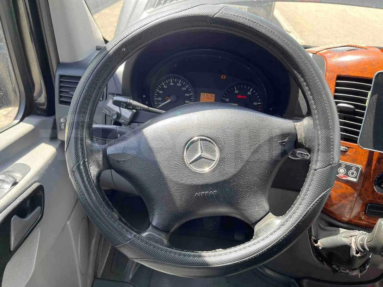 Mercedes-Benz Sprinter - steering wheel photo