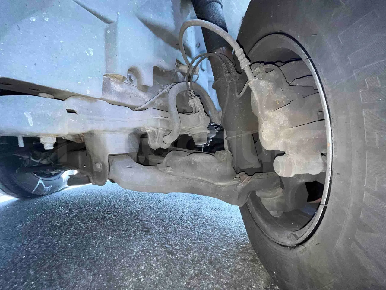 Mercedes-Benz Sprinter - front axle right side