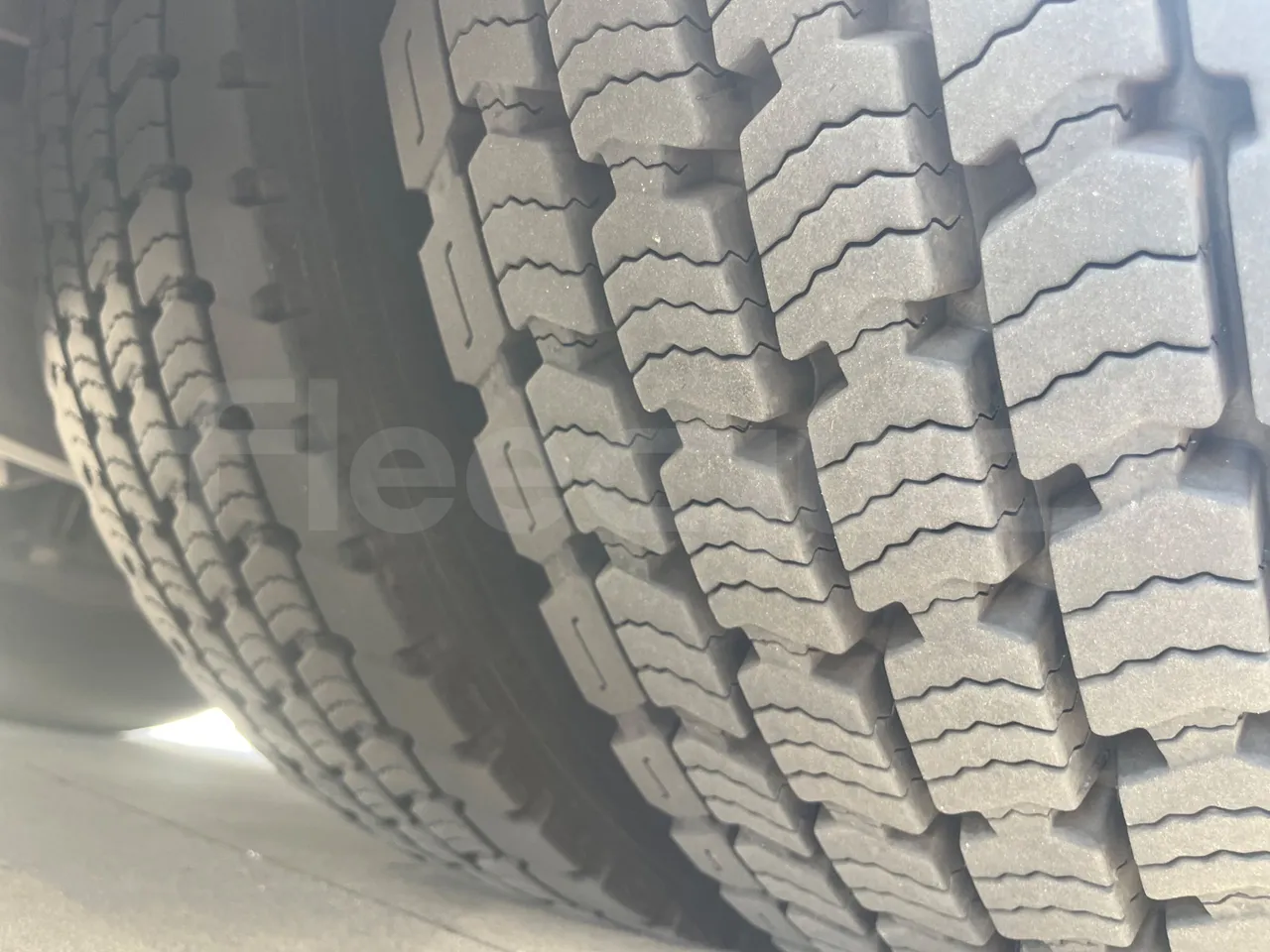 Irizar Scania - tread condition third axle tires left