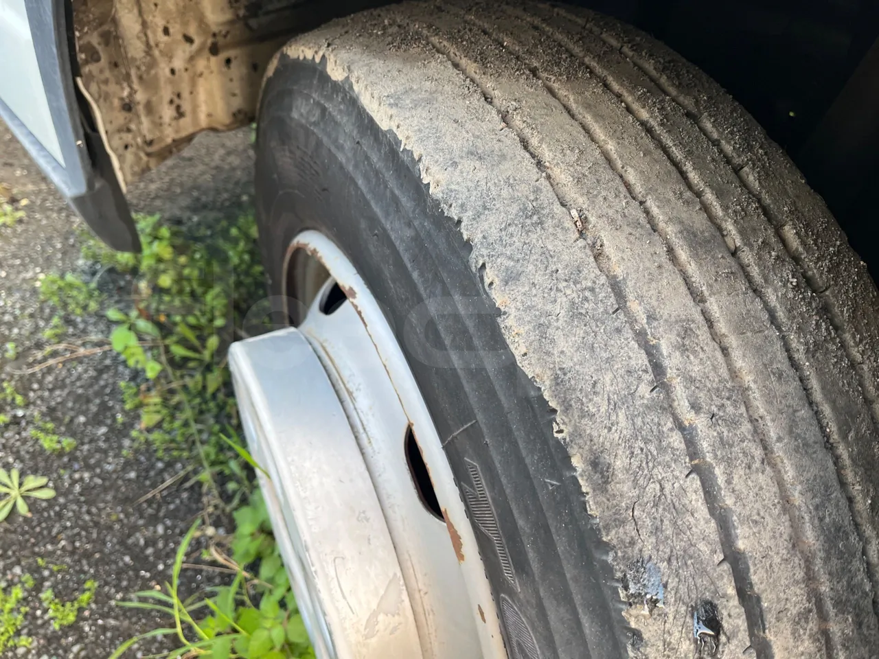 MITSUBISHI FUSO FE4P10TF1N - Euro6 - 110kW -  7.060mt - tread condition front tires right