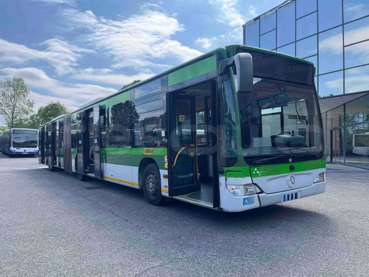 Mercedes-Benz Citaro O 530 G - Euro5 - 260kW - 17.940mt - 3/4 right front doors open