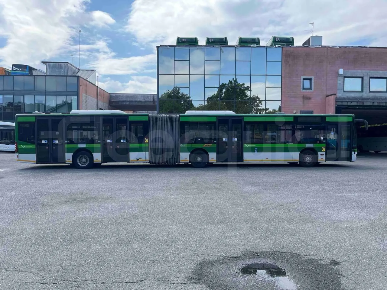 Mercedes-Benz Citaro O 530 G - Euro5 - 260kW - 17.940mt - right side doors closed
