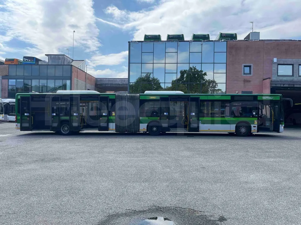 Mercedes-Benz Citaro O 530 G - Euro5 - 260kW - 17.940mt - right side doors open