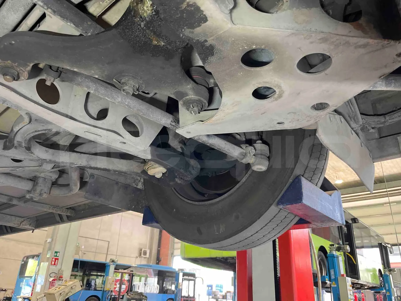 Mercedes-Benz Citaro O 530 G - Euro5 - 260kW - 17.940mt - front axle left side