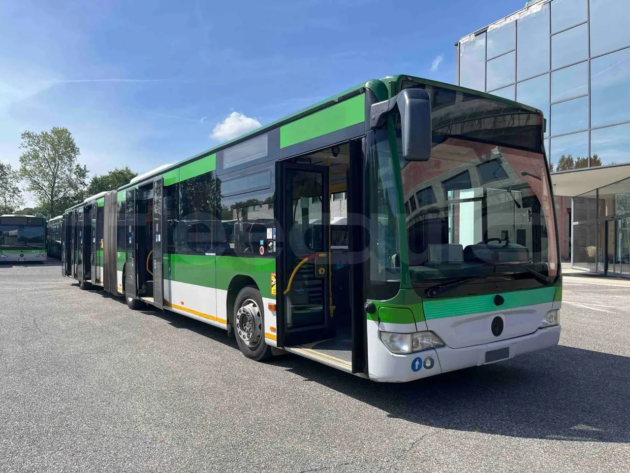 Mercedes-Benz Citaro G - 3/4 right front doors open