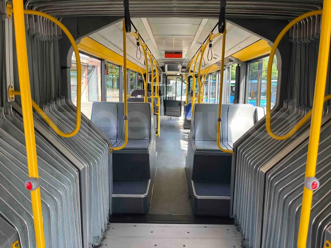Mercedes-Benz Citaro G - forward view middle aisle