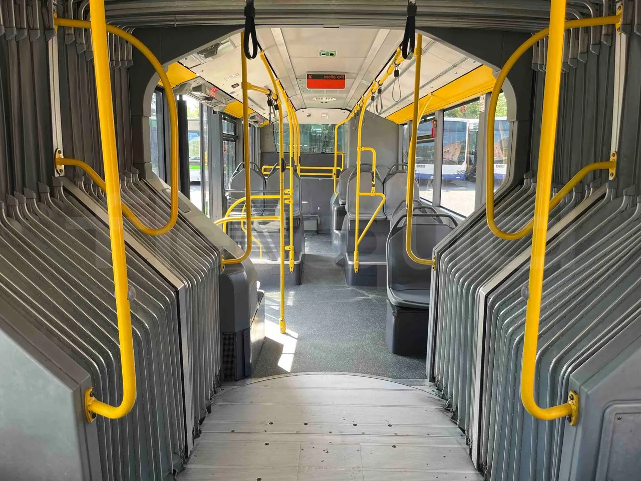 Mercedes-Benz Citaro G - reverse view middle aisle