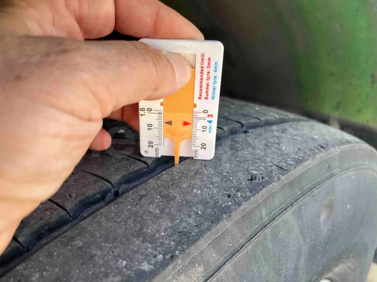 Mercedes-Benz Citaro G - tread condition front tires left