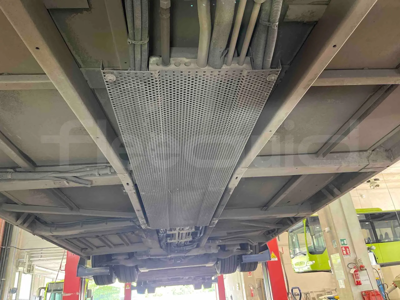 Mercedes-Benz Citaro G - central undercarriage photo