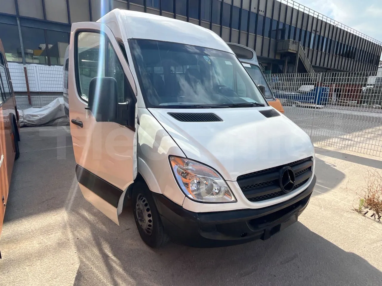 Mercedes-Benz Sprinter 519CDI - EUR5 - 140kW - 7.345m - 3/4 right front doors open