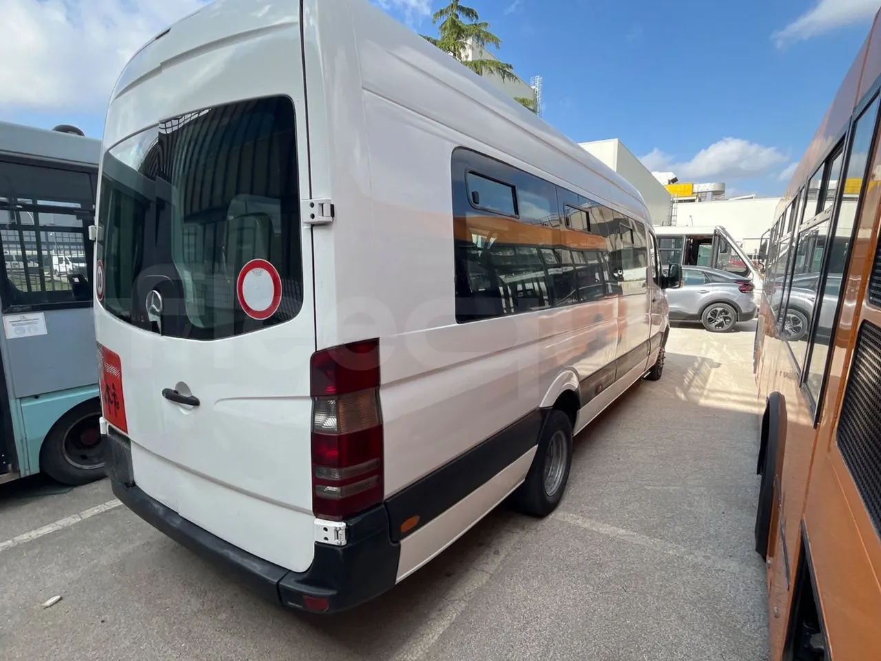 Mercedes-Benz Sprinter 519CDI - EUR5 - 140kW - 7.345m - 3/4 right rear doors closed