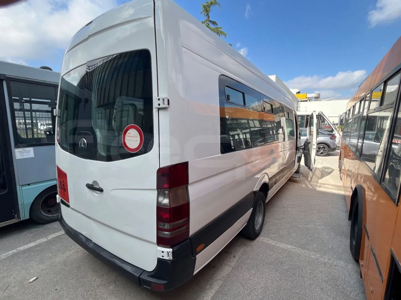 Mercedes-Benz Sprinter 519CDI - EUR5 - 140kW - 7.345m - 3/4 right rear doors open