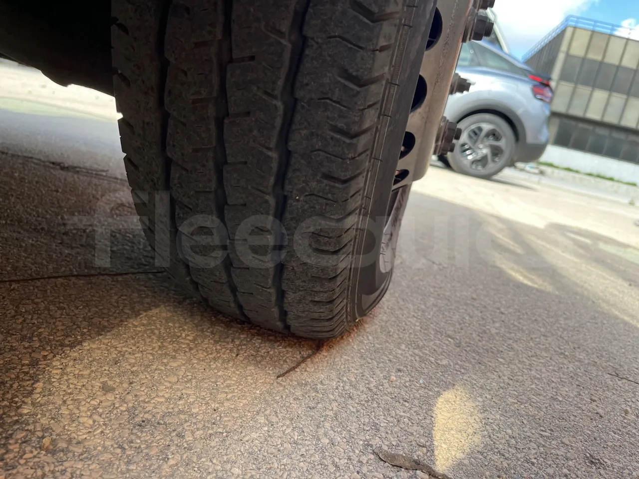 Mercedes-Benz Sprinter 519CDI - EUR5 - 140kW - 7.345m - tread condition front tires right