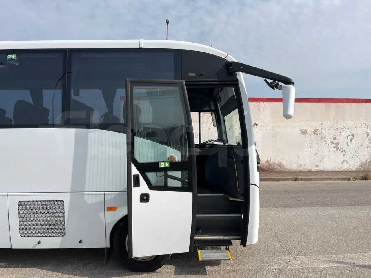 Isuzu Grand Toro S802-1/ Euro 6 - 151 Kw - 8.516 Mt - front door 1 open