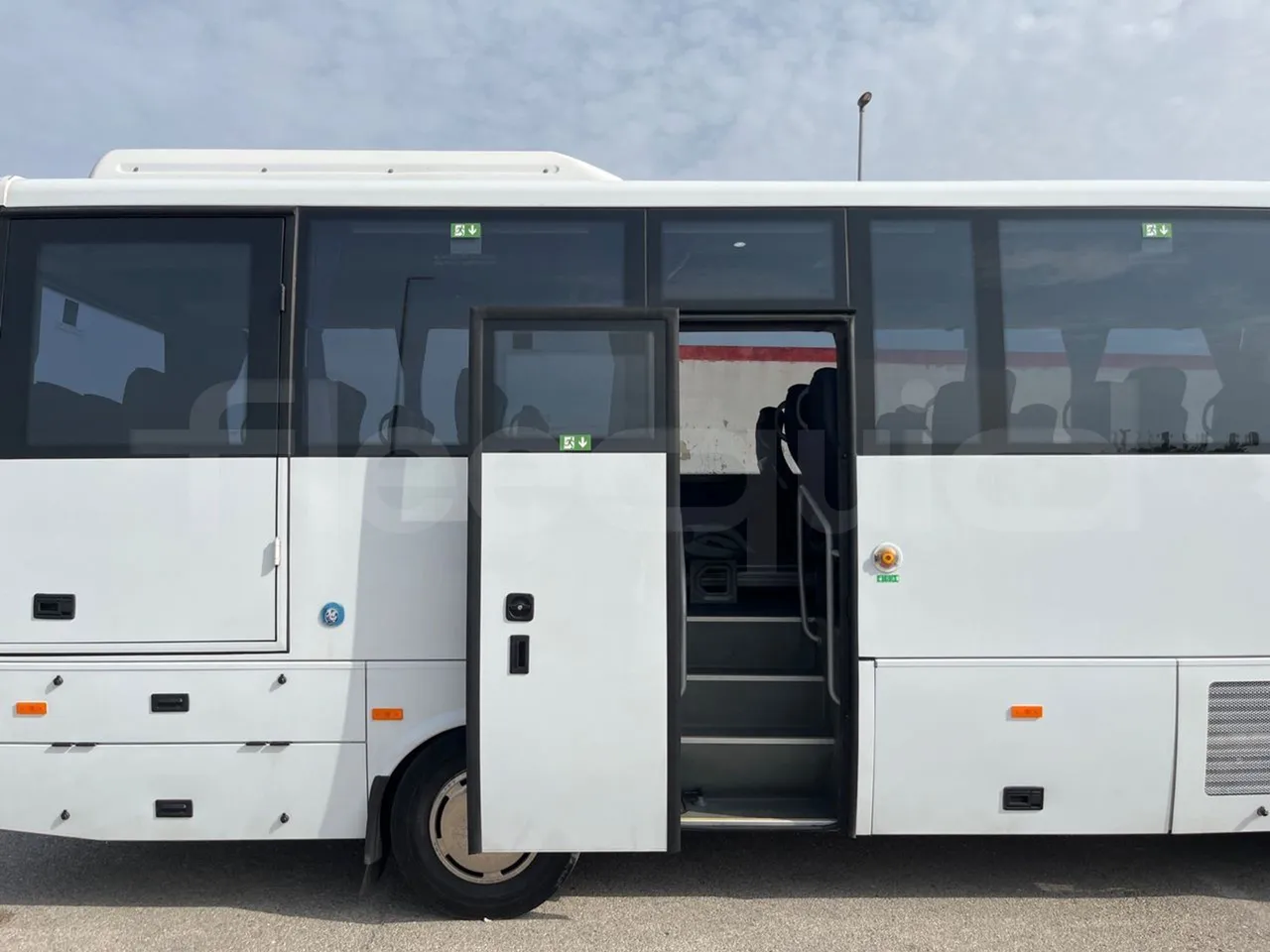 Isuzu Grand Toro S802-1/ Euro 6 - 151 Kw - 8.516 Mt - front door 3 open