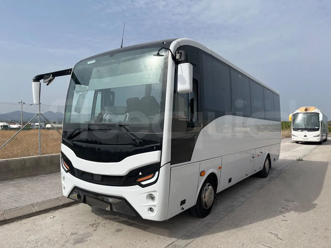 Isuzu Grand Toro S802-1/ Euro 6 - 151 Kw - 8.516 Mt - 3/4 front left