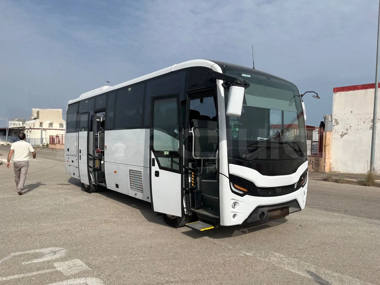 Isuzu Grand Toro S802-1/ Euro 6 - 151 Kw - 8.516 Mt - 3/4 right front doors open