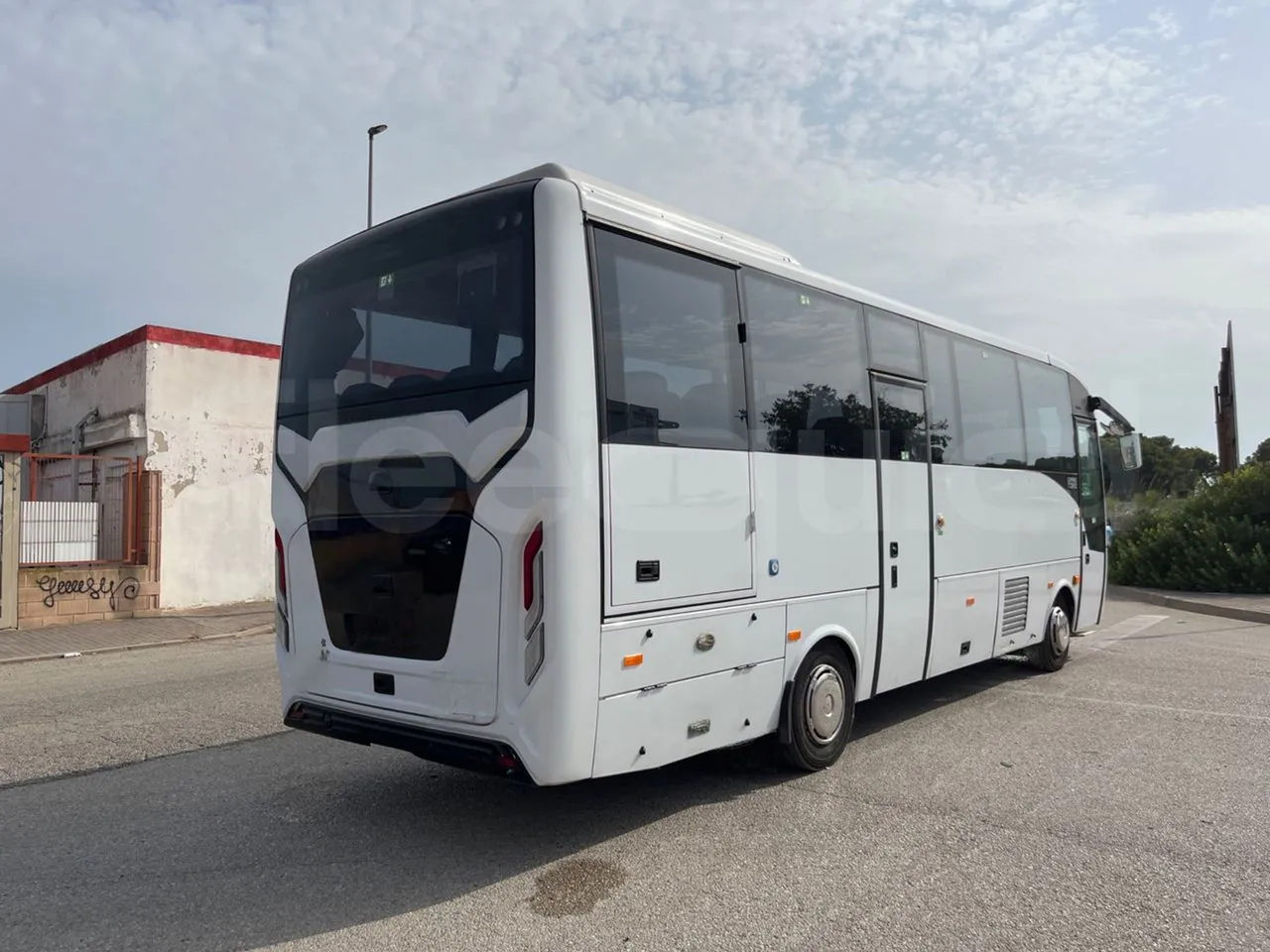 Isuzu Grand Toro S802-1/ Euro 6 - 151 Kw - 8.516 Mt - 3/4 right rear doors closed