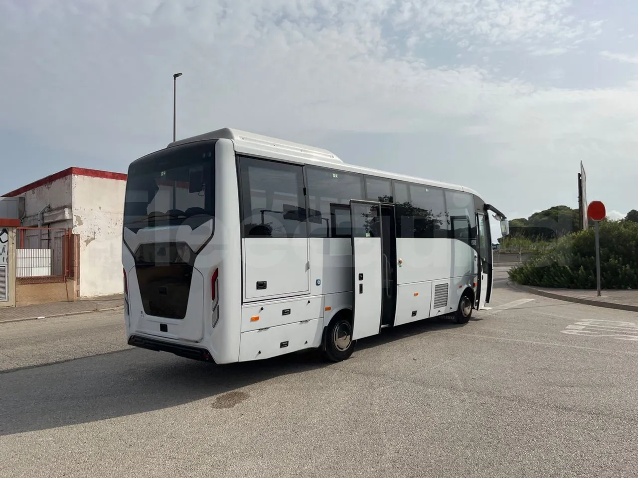 Isuzu Grand Toro S802-1/ Euro 6 - 151 Kw - 8.516 Mt - 3/4 right rear doors open