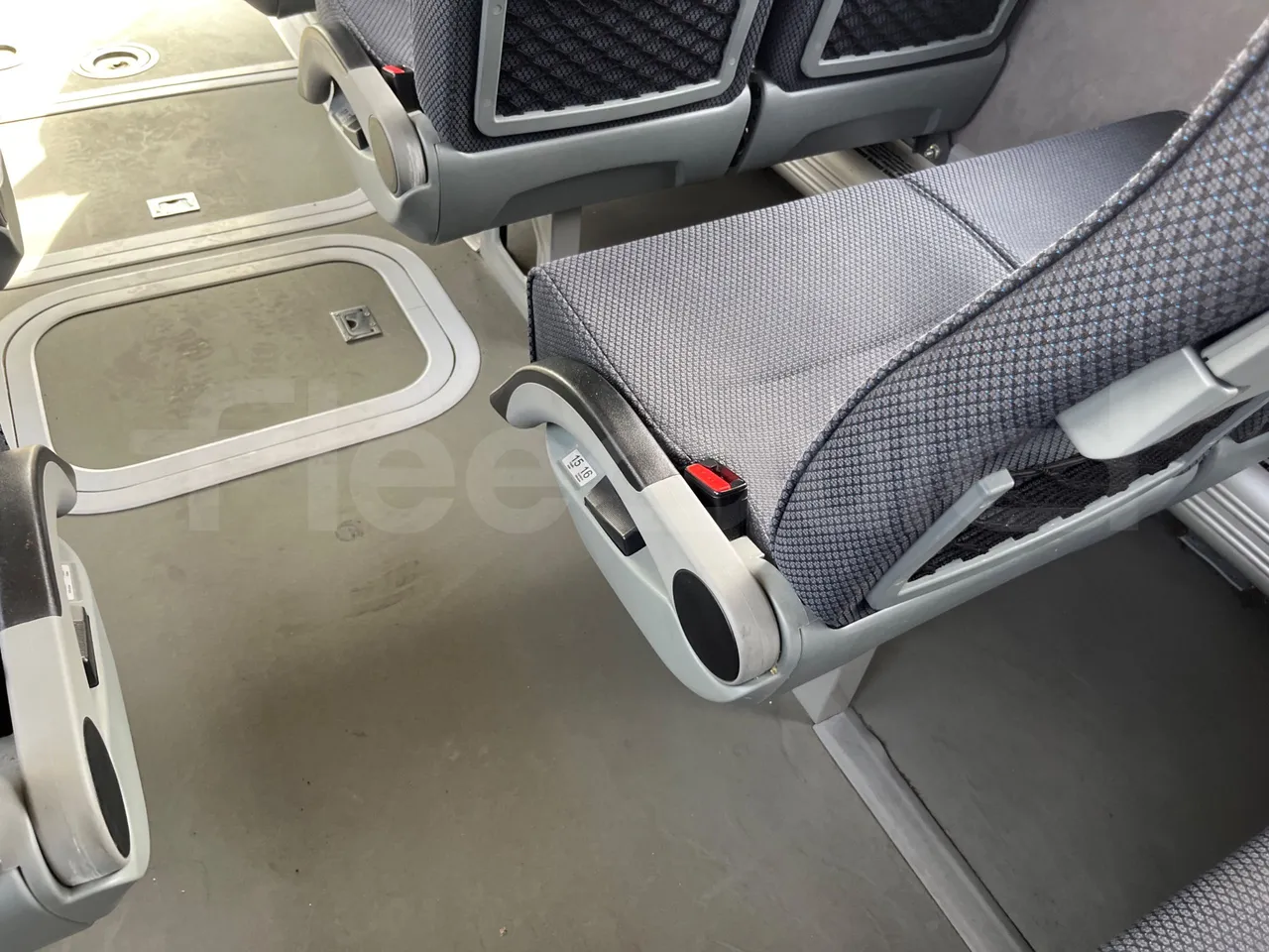 Isuzu Grand Toro S802-1/ Euro 6 - 151 Kw - 8.516 Mt - armrest detail photo