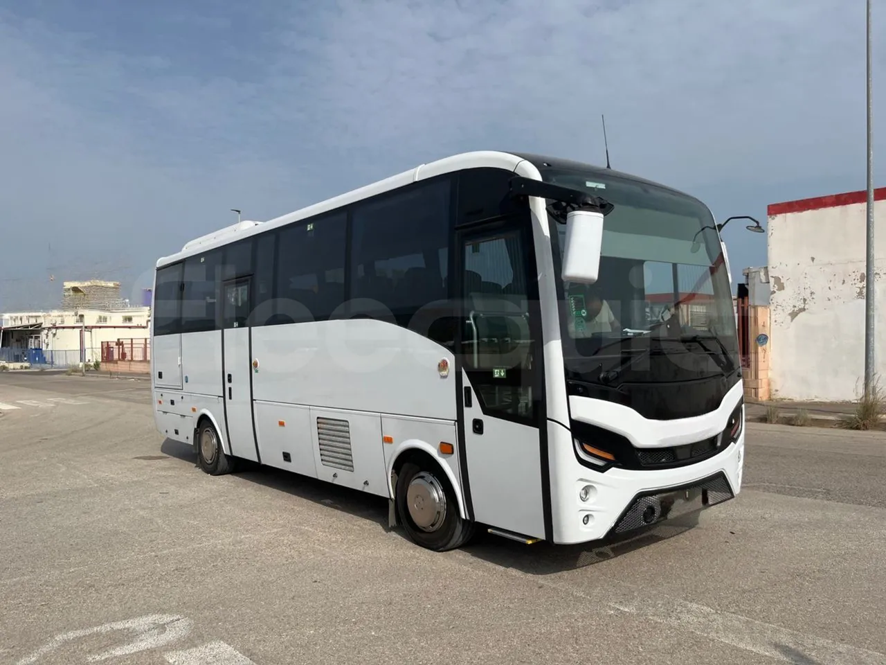 Isuzu Grand Toro S802-1/ Euro 6 - 151 Kw - 8.516 Mt - Base cover photo