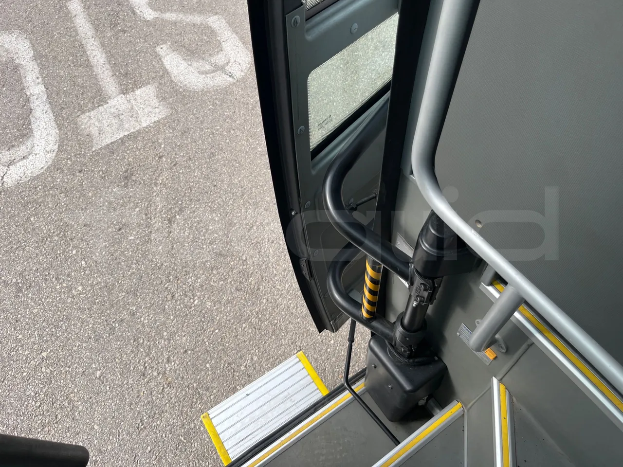 Isuzu Grand Toro S802-1/ Euro 6 - 151 Kw - 8.516 Mt - door mechanism photo