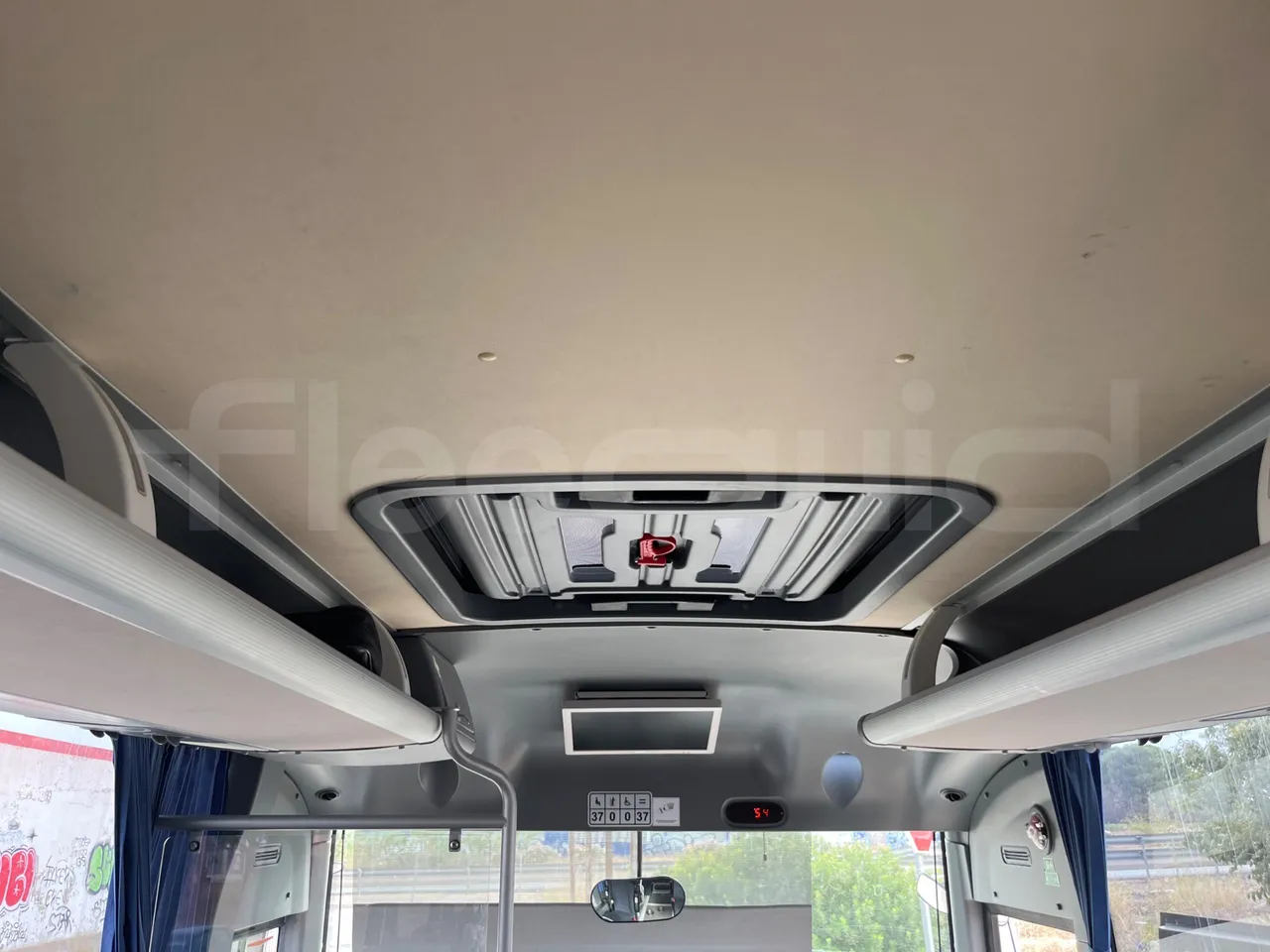 Isuzu Grand Toro S802-1/ Euro 6 - 151 Kw - 8.516 Mt - roof hatch 2