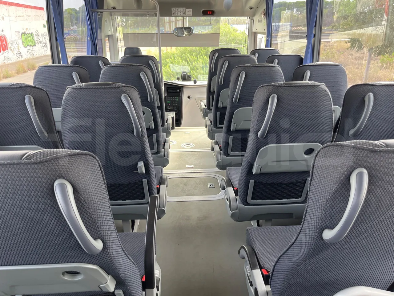 Isuzu Grand Toro S802-1/ Euro 6 - 151 Kw - 8.516 Mt - forward view middle aisle
