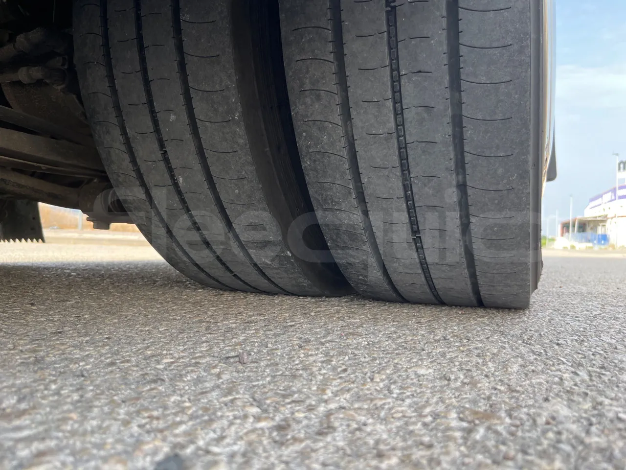 Isuzu Grand Toro S802-1/ Euro 6 - 151 Kw - 8.516 Mt - tread condition front tires left