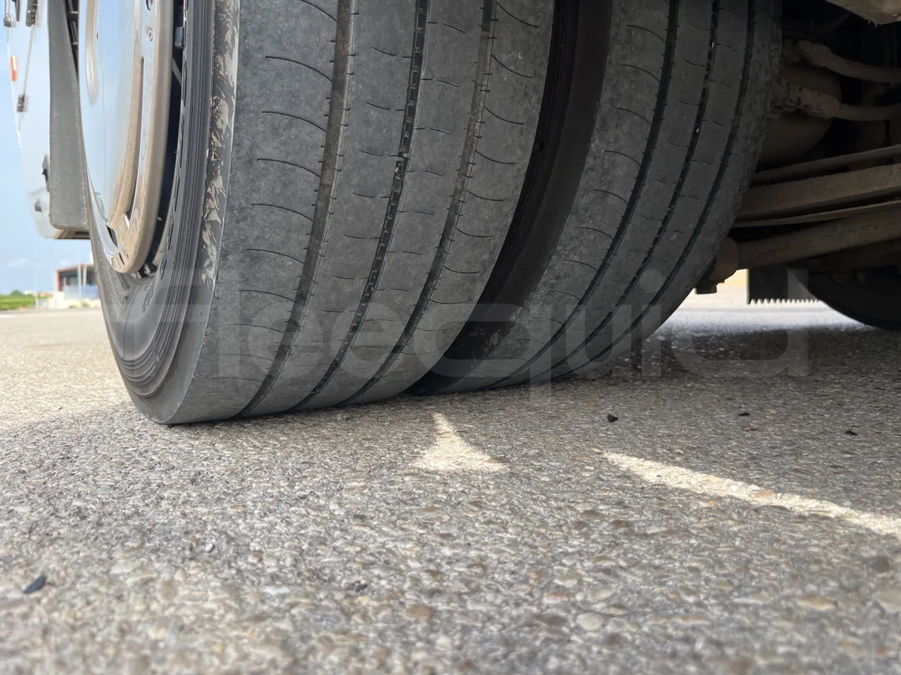 Isuzu Grand Toro S802-1/ Euro 6 - 151 Kw - 8.516 Mt - tread condition second axle tires left