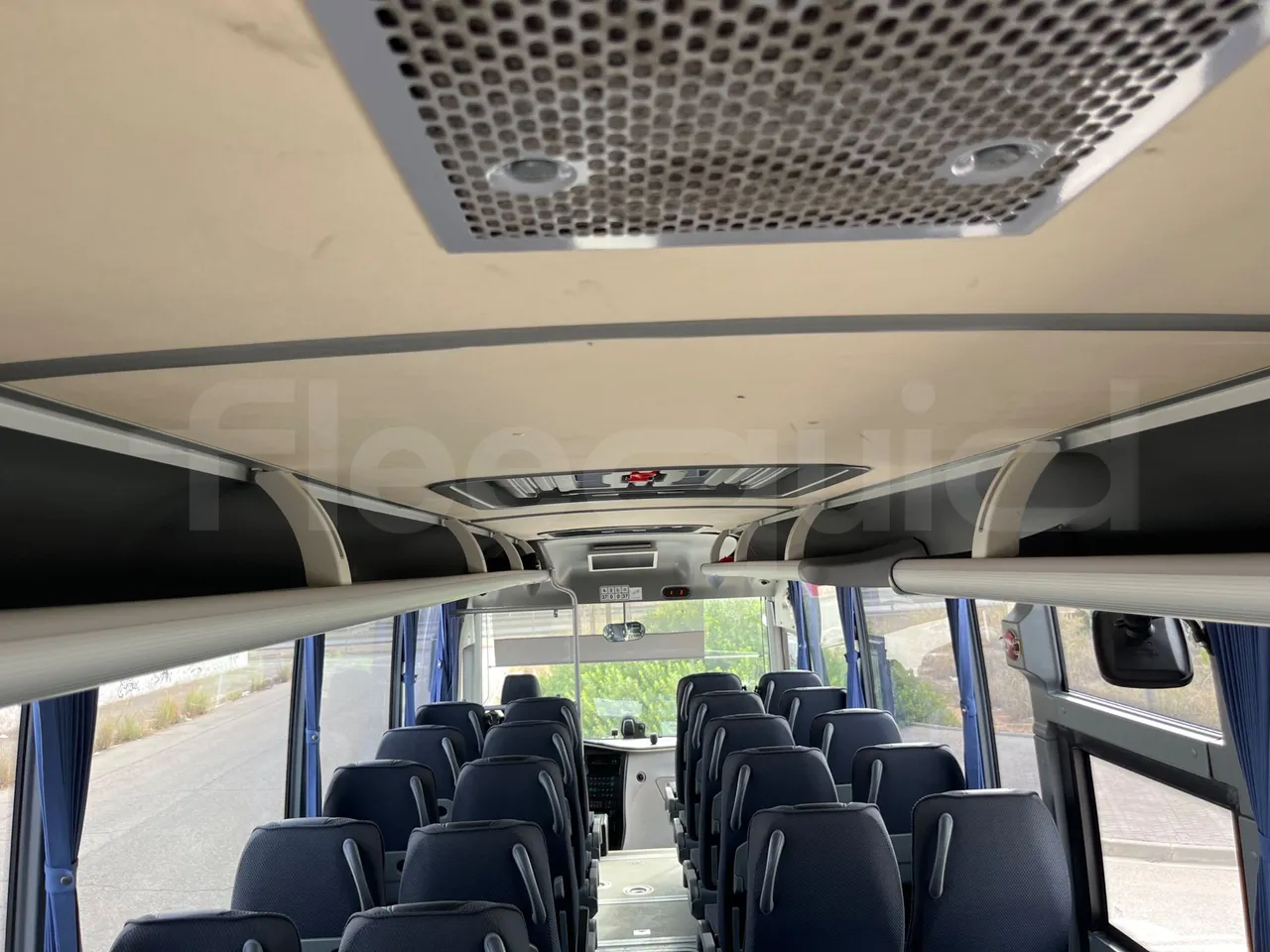 Isuzu Grand Toro S802-1/ Euro 6 - 151 Kw - 8.516 Mt - overhead compartments photo