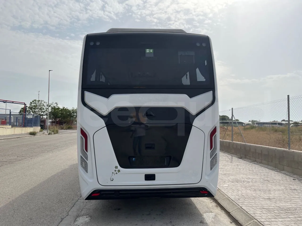 Isuzu Grand Toro S802-1/ Euro 6 - 151 Kw - 8.516 Mt - rear hatch closed