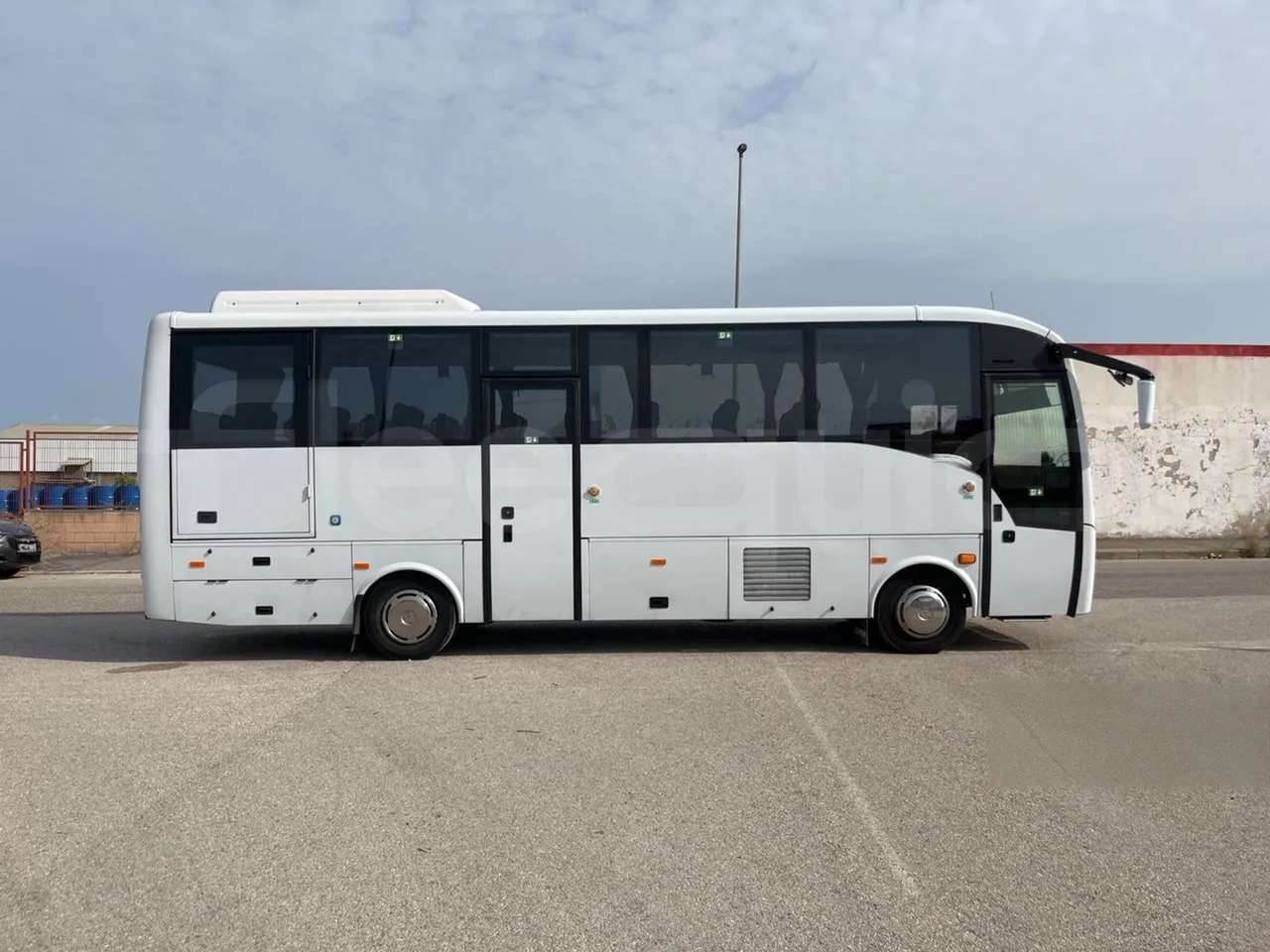 Isuzu Grand Toro S802-1/ Euro 6 - 151 Kw - 8.516 Mt - right side doors closed