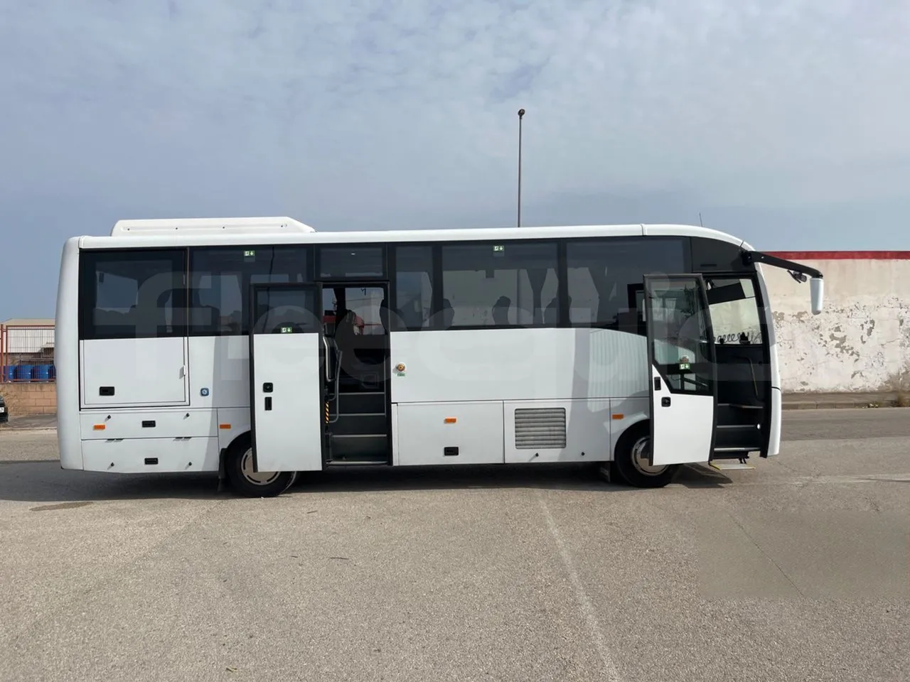 Isuzu Grand Toro S802-1/ Euro 6 - 151 Kw - 8.516 Mt - right side doors open