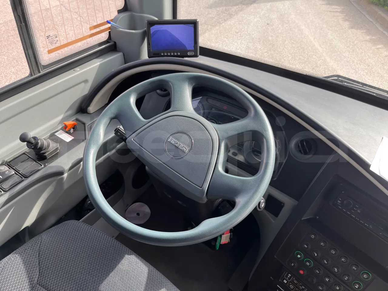 Isuzu Grand Toro S802-1/ Euro 6 - 151 Kw - 8.516 Mt - steering wheel photo