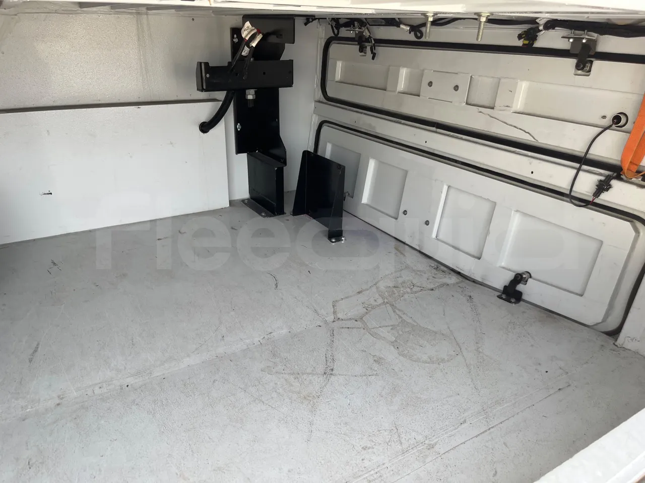 Isuzu Grand Toro S802-1/ Euro 6 - 151 Kw - 8.516 Mt - under carpet photo