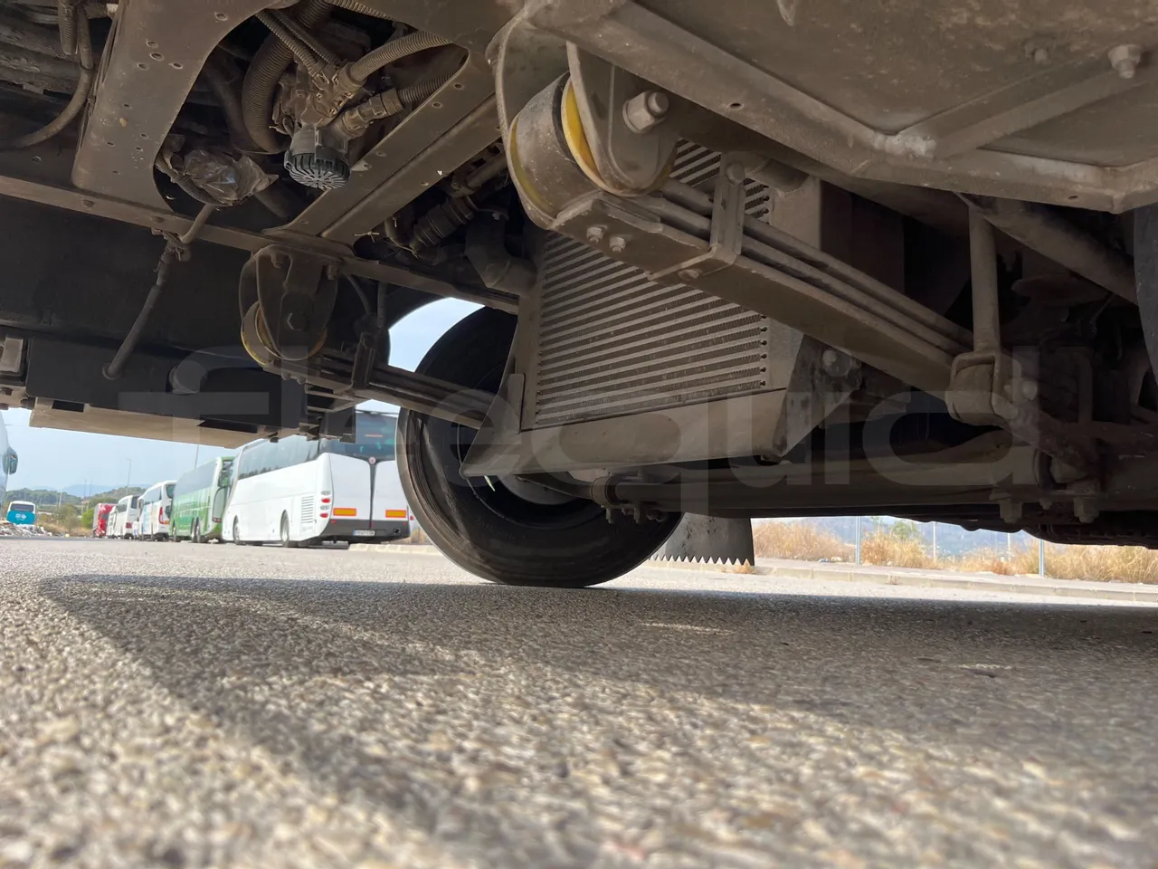 Isuzu Grand Toro S802-1/ Euro 6 - 151 Kw - 8.516 Mt - front axle right side
