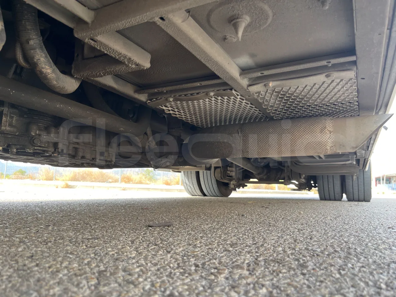 Isuzu Grand Toro S802-1/ Euro 6 - 151 Kw - 8.516 Mt - central undercarriage photo