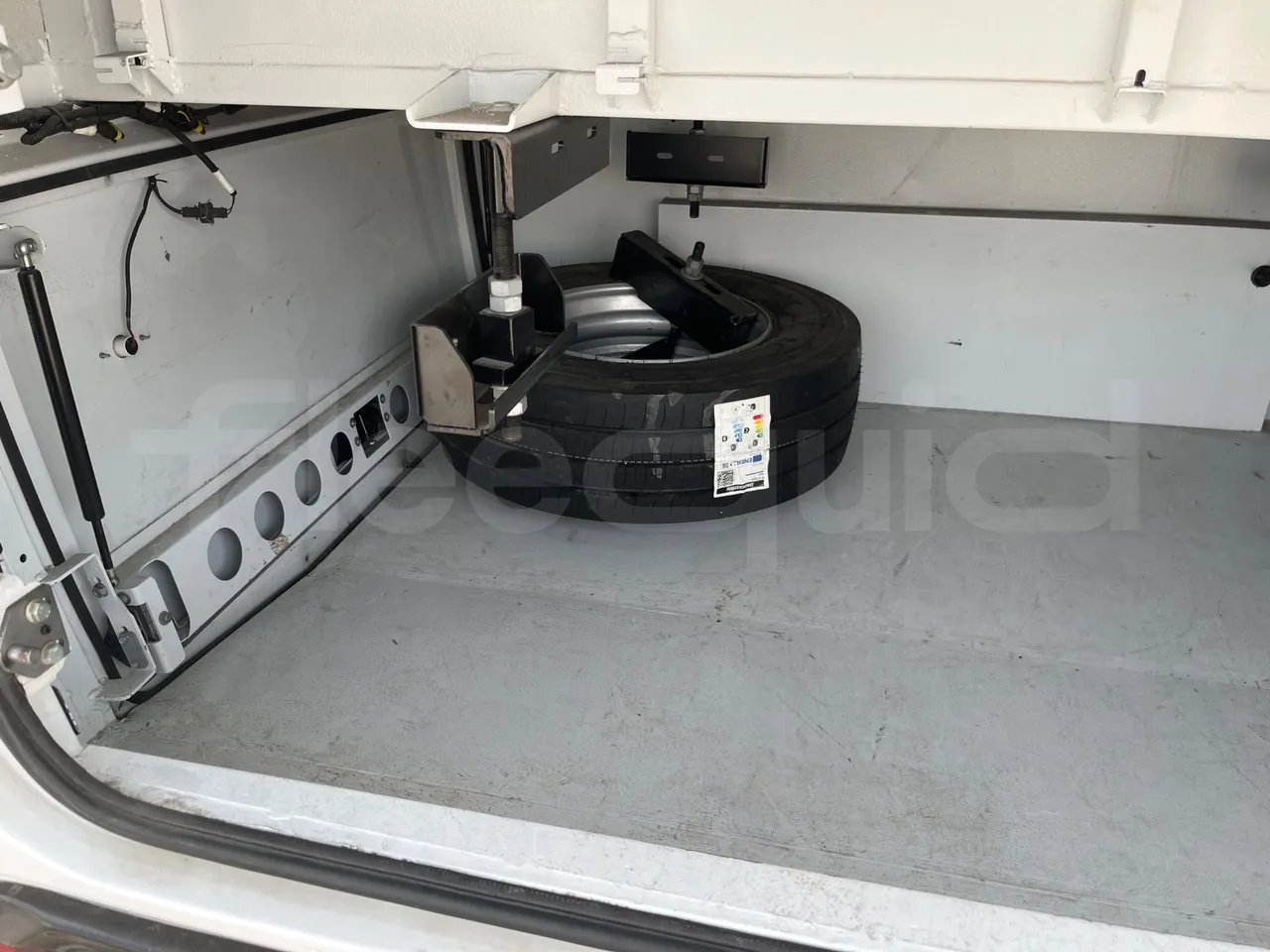Isuzu Grand Toro S802-1/ Euro 6 - 151 Kw - 8.516 Mt - spare wheel
