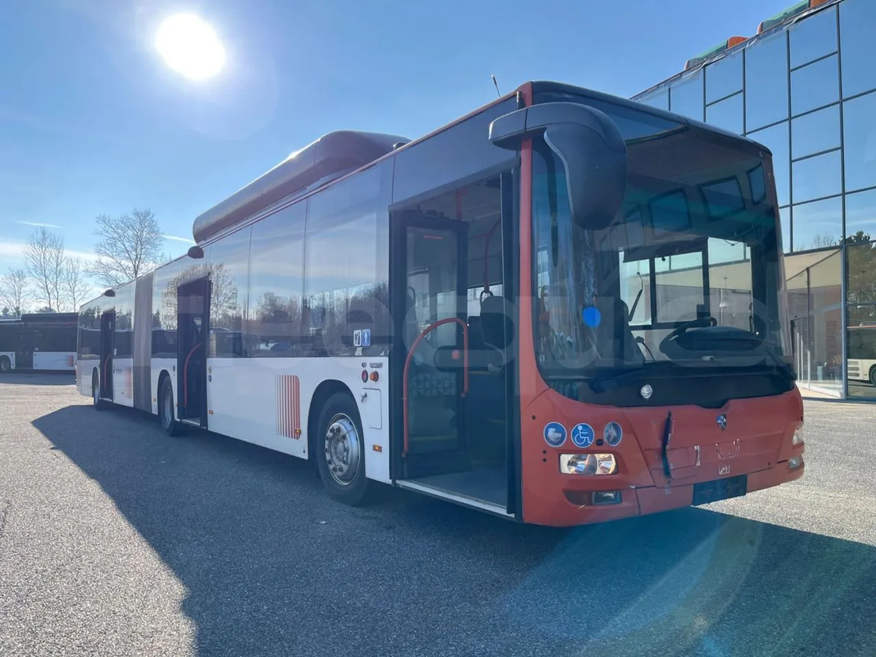 Man Lion's City GL A40 - Euro6 - 228kW - 18.750mt - 3/4 right front doors open