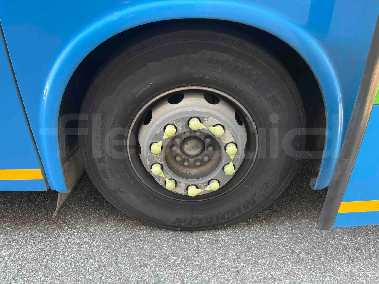 Iveco Crossway - First Axle Left Side: Complete Tyre