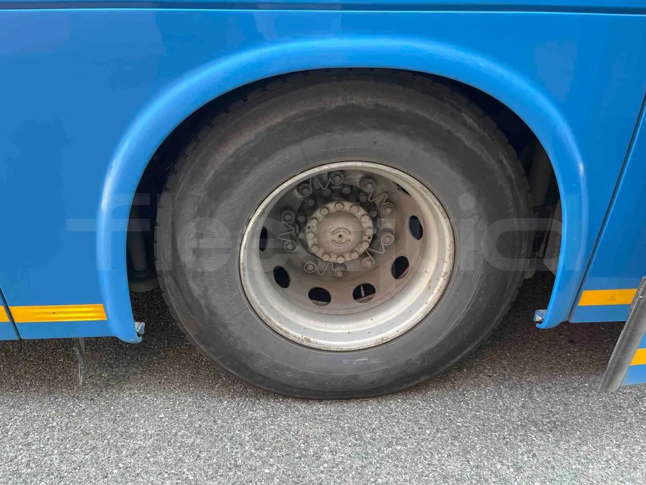 Iveco Crossway - Second Axle Left Side: Complete Wheel