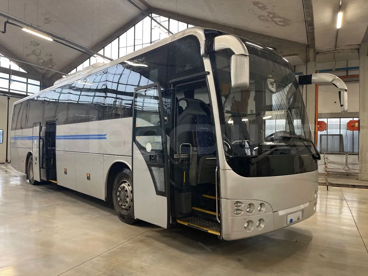 Temsa Safari RD RAT153 - EUR5 - 266kW - 12.200m - 3/4 right front doors open