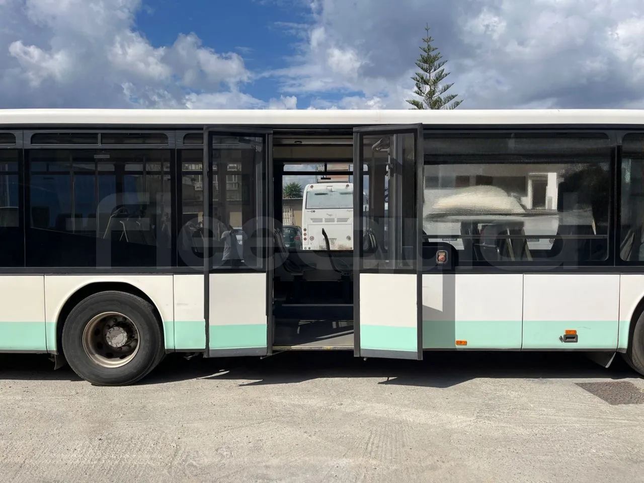 Setra S315 315 NF 457/ Euro 3 -185Kw -12 Mt - front door 3 open