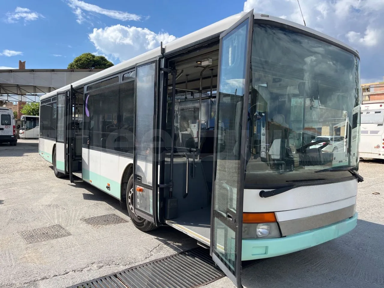 Setra S315 315 NF 457/ Euro 3 -185Kw -12 Mt - 3/4 right front doors open